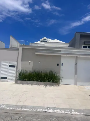 Casa ampla e sofisticada para aluguel em condomínio fechado