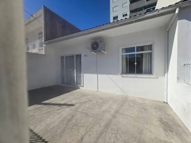 Casa ideal para escritório ou locação.