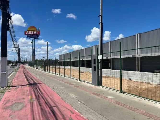 ALUGA-SE GALPÃO COMERCIAL  660 m²  Av. Durval de Góes Monteiro (via principal)