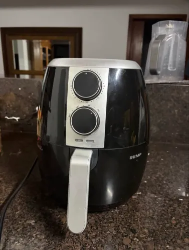 Vendo air fryer em boas condições, funcionando perfeitamente.