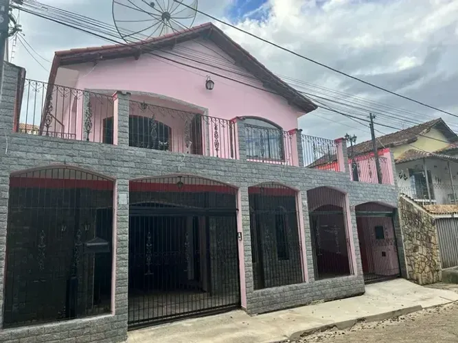 Casa de 3 quartos, 1 suíte, copa, cozinha, sala ampla, piscina, churrasqueira e 2 garagens