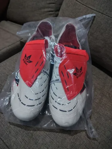 Chuteira Adidas nova .,..Entrego lugares públicos zona norte de natal em lugares públicos