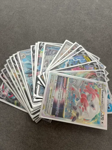 23 cartas Pokémon raras com envelope para proteção 