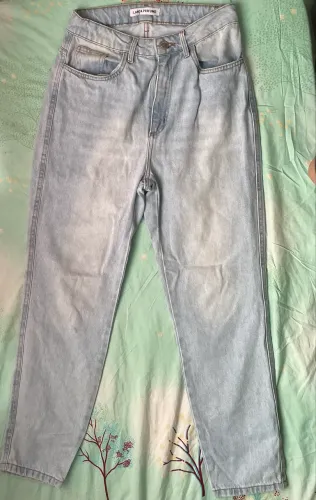 Calça jeans claro lança perfume