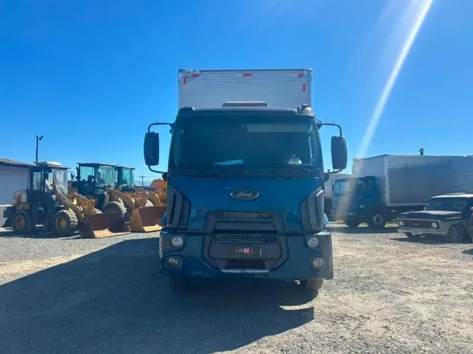 Ford cargo 2428 baú