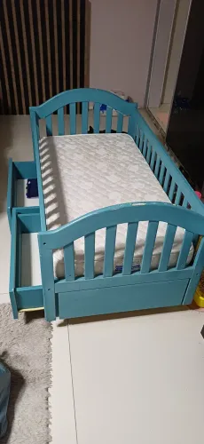 Berço infantil com gaveteiro