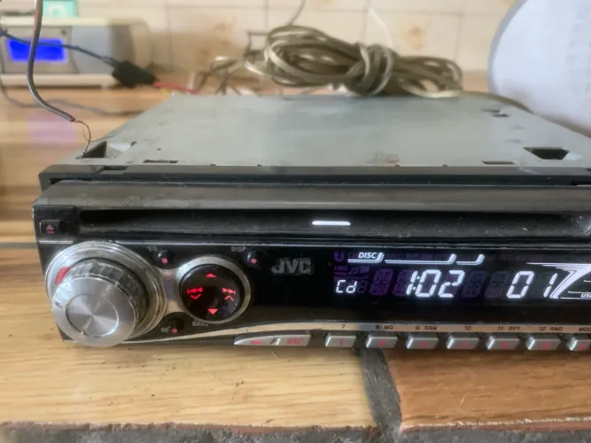 som automotivo JVC da série KD, similar aos modelos KD