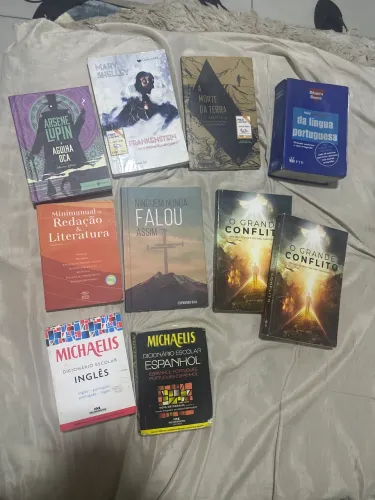 Livros e dicionários a venda
