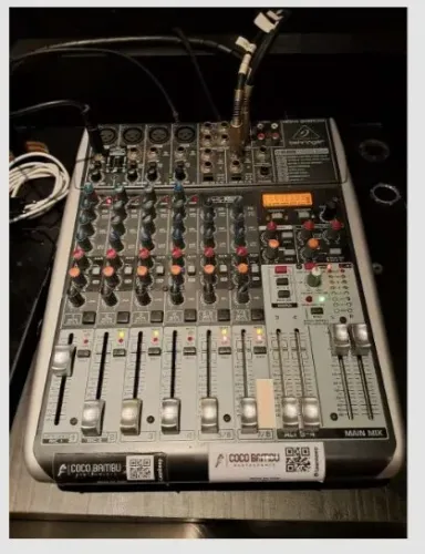 Mesa de Som Behringer 1204