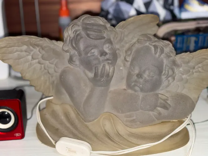 Luminária de vidro em formato de anjo