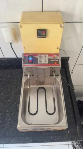 Duas fritadeiras elétricas INOVAMAQ 5L 127V com controle digital de temperatura