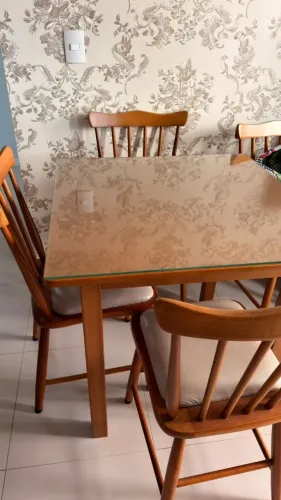 Mesa de jantar com 4 cadeiras
