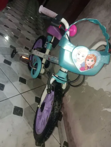 Vendo bicicleta da Frozen em bom estado de conservação 