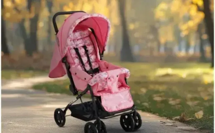 Carrinho de bebê semi novo feminino rosa 