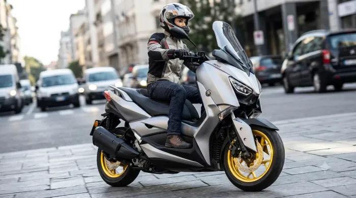Xmax 300 2026 com 120km impecável e sem uso.