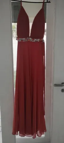 Vestido longo com decote, tela e pedrarias