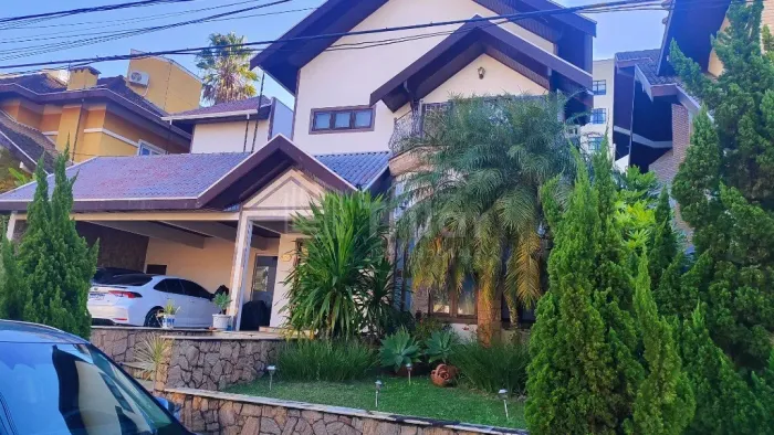 LOCAÇÃO OPORTUNIDADE - CASA ALTO PADRÃO MOBILIDA C/PISCINA EM CONDOMÍNIO FECHADO - 4 SUÍTE