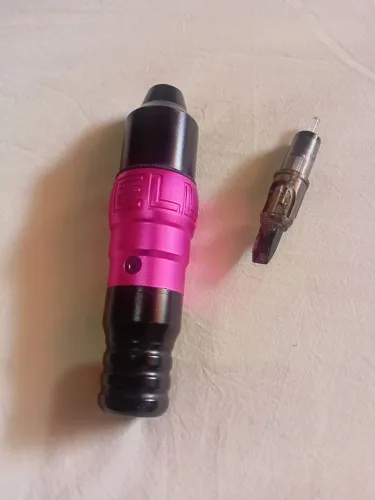 Maquina de tatuagem e maca