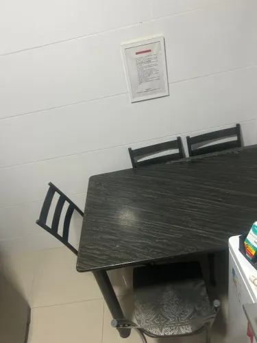 Vendo mesa 4 cadeiras mármore preto.Motivo mudança. 