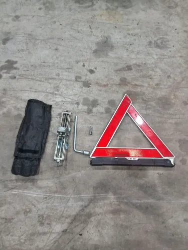 Kit macaco chave roda triangulo kwid