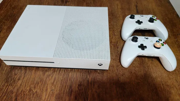 Xbox one s + 2 controles