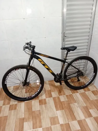 VENDO UMA BICICLETA DE ALUMÍNIO GTI ROMA ARO 29. VALOR: 850,00.