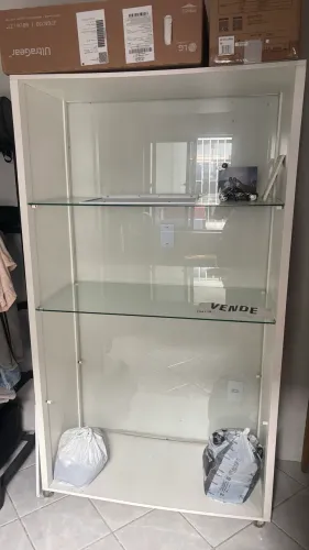Armário MDF com divisórias de vidro 