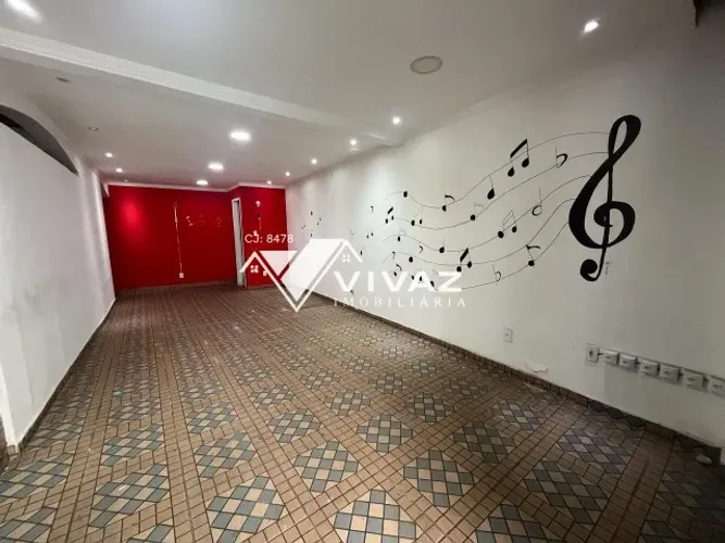 Excelente Loja Comercial Frente de Rua em Bento Ribeiro, com 2 Banheiros e Depósito.