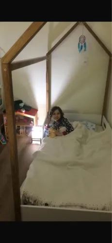 Cama infantil modelo montessori, completa, com colchão. Ótimo estado! 