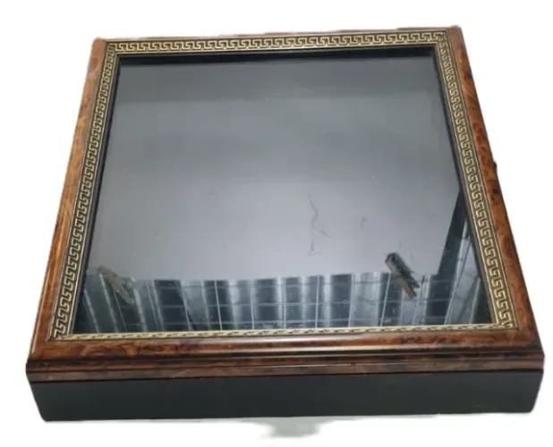 Caixa de exposição estilo retrô ou vitrine de mesa. Possui tampo de vidro e uma moldura co