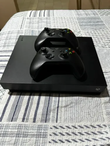 Xbox one X 1t semi novo com 2 controles com mais de 900 jogos inclusos
