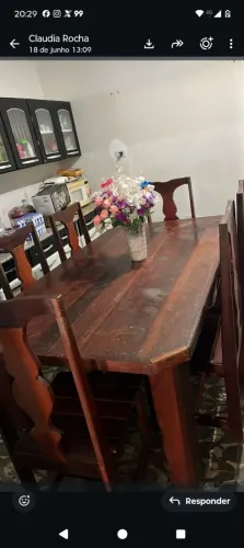 Mesa de jantar de madeira maciça com seis cadeiras 