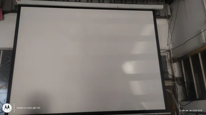 Tela de projeção elétrica.