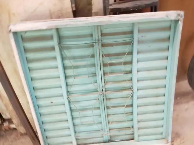 Janela 1.0x1.0 veneziana usada