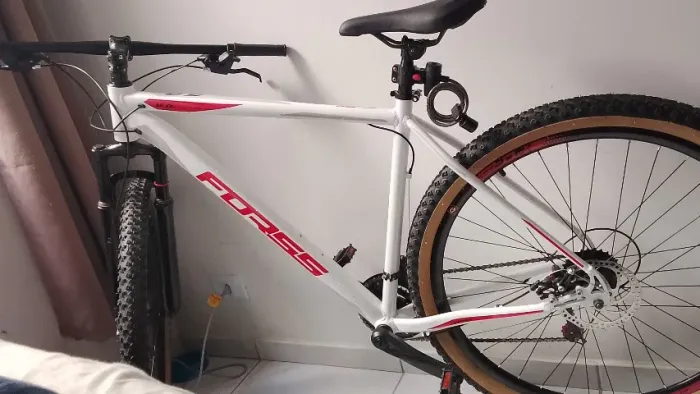 VENDE-SE BIKE FORCE BRANCA COM DETALES EM VERMELHO SEMI NOVA COM GARANTIA