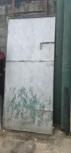 Portão de chapa de ferro fechado