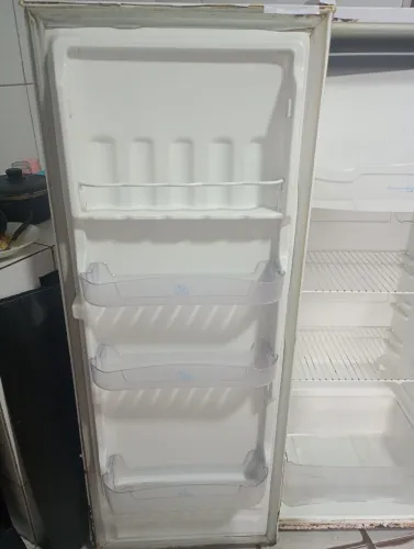 Vende se geladeira