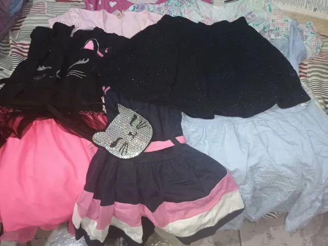 Vestidos de menina de 7 a 8 anos, semi- novos são 5 vestidos e 1 shot saia.