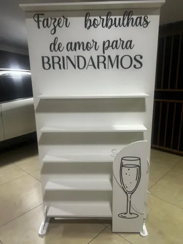 Prateleira de espumante para eventos e festas MDF novo -