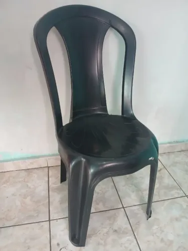 Cadeira de Plastico Preta com pouco uso