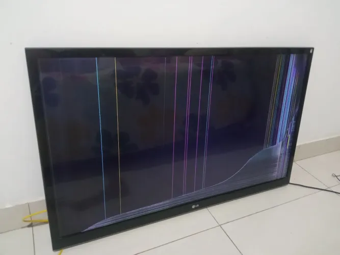 TV LG 42 POL COM TELA TRINCADA
