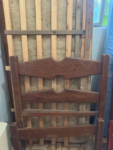 Cama de solteiro de sucupira