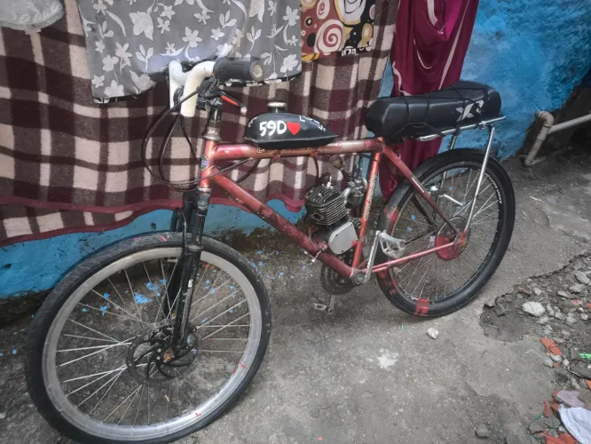 Vende-se uma bicicleta com motor