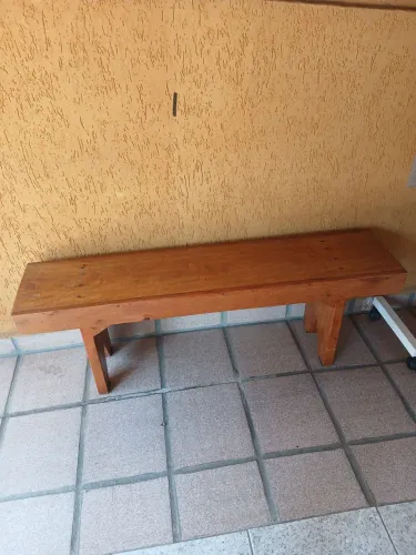 Banco em madeira maciça