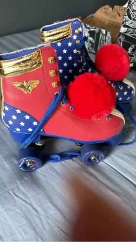 Patins retrô Mulher Maravilha + material de proteção 