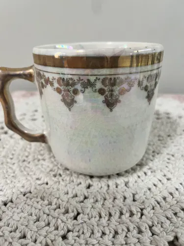 Caneca de porcelana antiga