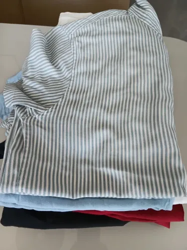 Lote de roupa masculina tamanho M e G são 5 calça, 5 bermudas ,2 camiseta e 8 camisas. 