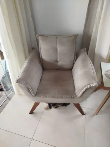 Poltrona confortável (precisa higienizar, sujeira se obra)