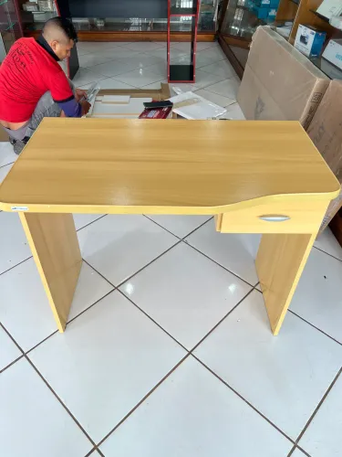 Mesa para escritório com gaveta 