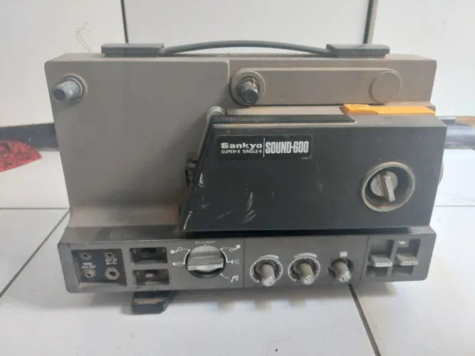projetor de filmes vintage Sankyo Sound-600 antiguidade